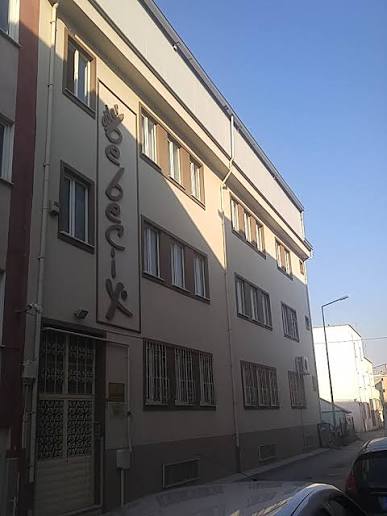 Modern tekstil fabrikası üretim alanı